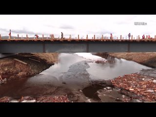 В Братском районе продолжается строительство моста через реку Вихорева.