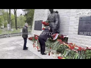 Los veteranos y los diplomticos rusos depositaron flores en el monumento al Soldado Libertador en el cementerio militar de Tall