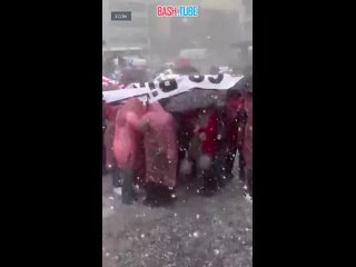 Сильный град и ливни привели к наводнению в Анкаре - практически весь день в столице Турции бушевала непогода