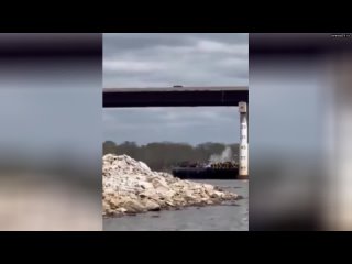 В США продолжают развивать нашумевший сюжет:   Баржа врезалась в мост через реку Арканзас в Оклахоме