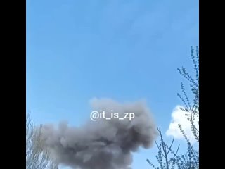 🇷🇺🇺🇦Удар по заводу «Кранкомплект» в Запорожье 

Около часа назад нанесено несколько удара по объектам противника в Запорожье.