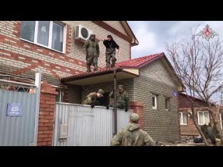 Военнослужащие РВСН продолжают проводить эвакуацию жителей Оренбуржья.mp4