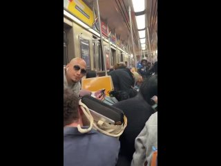 2024-03-16 Полиция Нью-Йорка среди бела дня открыла стрельбу по преступникам в метро на фоне пассажиров
