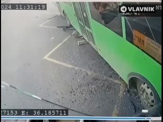 Момент аварии в центре Курска  у автобуса отказали тормоза, он протаранил несколько авто и влетел в остановку.
