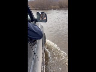 Красноярские блогеры утопили внедорожник в Каче