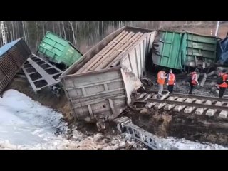 Одиннадцать вагонов товарного поезда сошли с рельс в Подмосковье