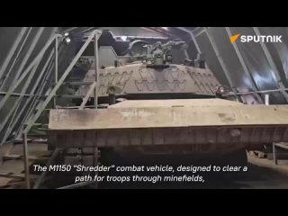 Russian soldiers have displayed a captured American M88 armored recovery vehicle and M1150 Shredder mine clearing vehicle for th