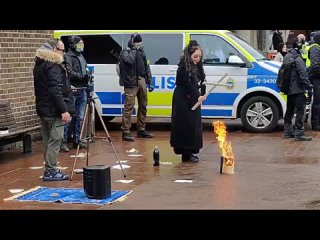 В Швеции прошло очередное сжигание Корана  вСтокгольме антиисламски настроенная женщина поимени Джейд Сандберг сожгла священн