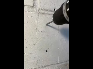 Закрепляем кабель на стене