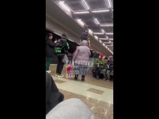 Пожилая женщина напала на парня в метро в Екатеринбурге