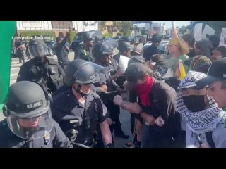Полиция Лос-Анджелеса начинает давить и толкать демонстрантов на митинге сторонников Хамаса возле церемонии вручения Оскара