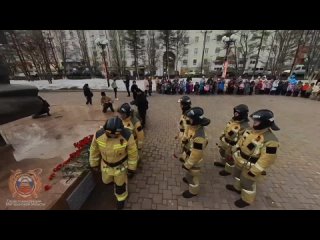 В Магадане сотрудники Госавтоинспекции и МЧС России в честь 79-летия Великой Победы торжественно возложили цветы к мемориалу Уз