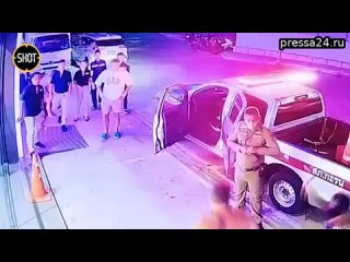 Публикуем видео агрессивного баттла пьяного русского Рэмбо в тайском Кароне — сначала мужчина устрои