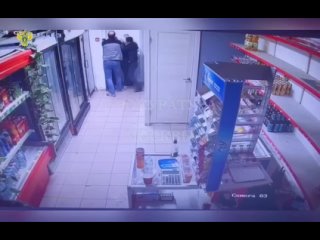 В Москве, в магазине на улице Бакинская, один мужчина накинулся на другого с ножом