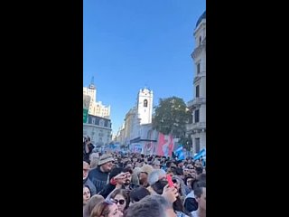 Сотни тысяч аргентинцев вышли на протестную демонстрацию против политики президента Хавьера МилееяПротестующие требуют отменит