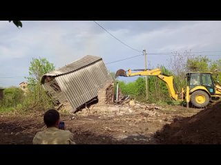 Видео от Ейск вывоз мусора грузчики демонтаж