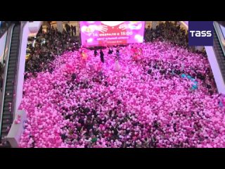 ️An extravagant spectacle unfolded at Moscow’s “Riviera“ shopping center as 55 thousand balloons cascaded down from a colossal h