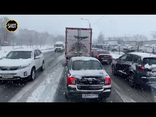 ДТП из-за снегопада в Санкт-Петербурге. Аварию приходится объезжать по пешеходной зоне, на проспекте Народного Ополчения — сильн