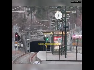 Сотрудники посольства Эфиопии  в Швеции выехали на своей машине на железнодорожные пути и разбили ее