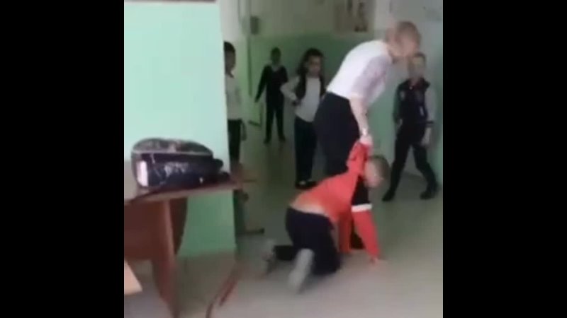 Учитель ударила ребенка ногой. Видео случайно попало в