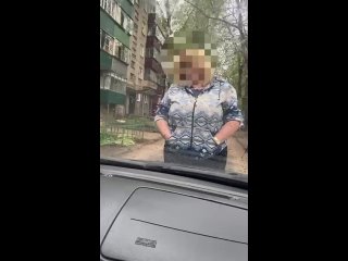 В одном из дворов Липецка женщины преградили путь проезжающим машинамНа видео происходит что-то странное: неизвестные не давал