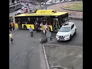 Пассажиры толкали троллейбус