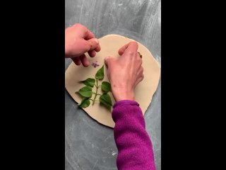 Творческий процесс создания красивых керамических тарелок