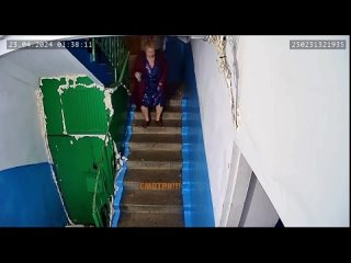 Во Владивостоке бабушка-вандалка испортила краской отремонтированный подъезд