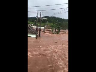 - Теперь топит Бразилию - за сутки вышедшие из берегов реки снесли 11 мостов: Проливные дожди, обрушившиеся на бразил