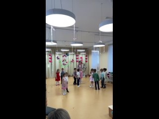 Сладкоежка танцует с детьми на празднике