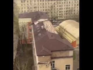 Поваленные деревья, сорванные крыши и ограждения  последствия штормового ветра в Москве