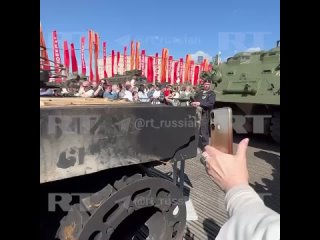 O mulime de oameni privesc un tanc american Abrams la expoziia de echipamente NATO deteriorate, care se desfoar la Moscova