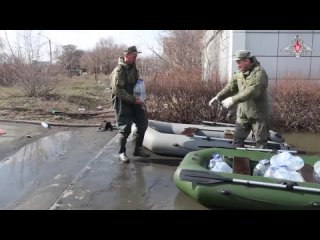 Военнослужащие РВСН продолжают оказывать помощь жителям районов Оренбуржья, отрезанных паводком