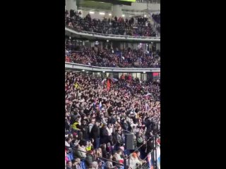 Российские и сербские болельщики вместе поют «Катюшу» на товарищеском матче  Россия — Сербия, который в эти минуты проходит в Мо