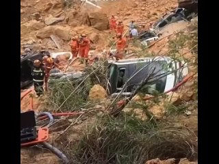 По меньшей мере 19 человек погибли при обрушении скоростной автомагистрали на юге Китая, еще 30 пострадали, пишет РИА НОВОСТИ