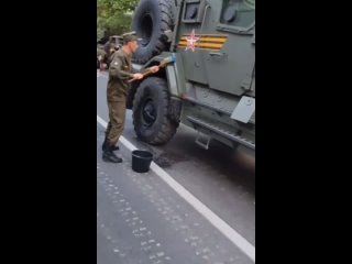 Военнослужащие тщательно готовят технику к параду Победы.