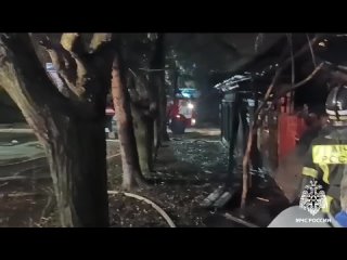 В Твери пожарные тушат заброшенный дом