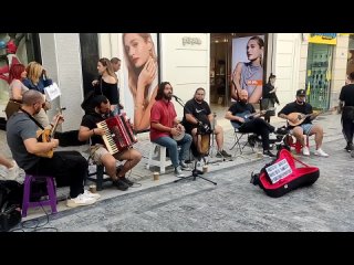 Уличные музыканты в Афинах на Эрму