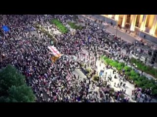 Une foule de manifestants se rassemble  nouveau prs du parlement gorgien, qui a adopt aujourd'hui en deuxime lecture le s