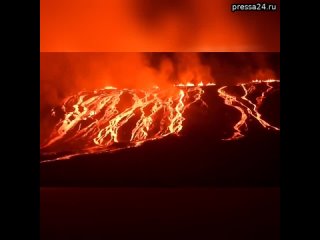 Делимся кадрами эпического извержения вулкана Ла-Кумбре, находящегося на острове Фернандина (Галапаг
