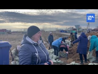 В Казанское для помощи в укреплении дамбы люди из соседних деревень приезжают за много километров