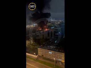 Авиация Московского авиационного центра прямо сейчас тушит серьёзный пожар на заводе в Москве