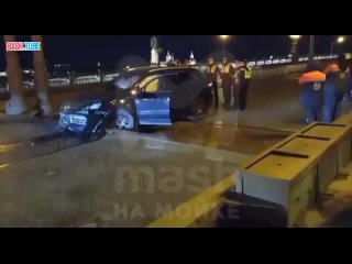 🇷🇺 Чёрный Porsche Cayenne попытался проскочить по разведённому Троицкому мосту
