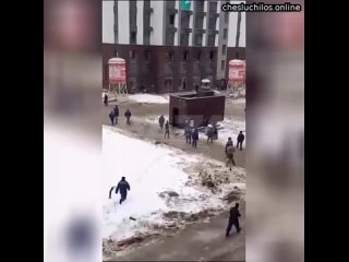 В Москве на стройке произошла массовая драка между рабочими и охранниками   На кадрах видно как стро