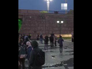 В Екатеринбурге полуголый мужчина залез внутрь плотины