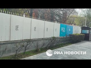 Ограду посольства Франции в Москве, на которой неизвестные нарисовали черепа и кости, уже почистили, передает корреспондент РИА