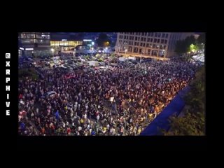 Tbilisi | Massive crowds move towards the Parliament building through Rustaveli avenue protesting Russian law