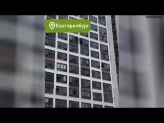 В Екатеринбурге парень перелез из одного окна 11 этажа в другое, чтобы спасти пожилую женщину, котор