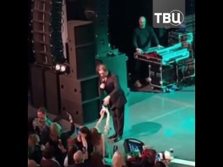 Фанатка Лепса лишилась телефона на концерте в Костроме — певец выбил его из рук

Артисту не понравилось, что одна из фанаток сли