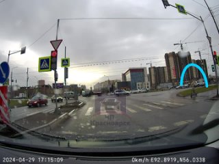 Самокатчик из Красноярска  ругался и показывал водителю авто рукой на зеленый пешеходный сигнал.  Как это было, смотрите в ролик